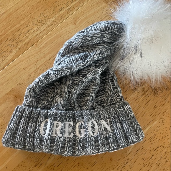 Oregon Beanie OS like new grey with white top - Picture 1 of 2